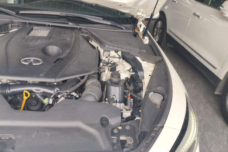 Used Infiniti Q50L 2018 2.0T Enjoyment Version China VI Standard Engine Bay Left