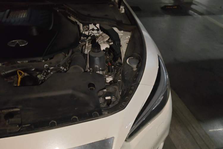 Used Infiniti Q50L 2018 2.0T Enjoyment Version China VI Standard Engine Bay Left