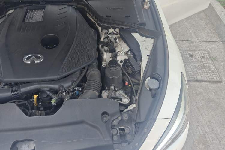 Used Infiniti Q50L 2018 2.0T Enjoyment Version China VI Standard Engine Bay Left