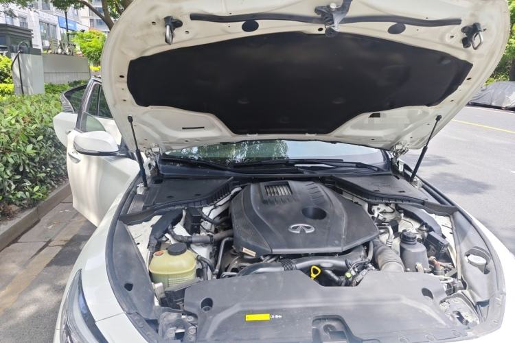 Used Infiniti Q50L 2018 2.0T Enjoyment Version China VI Standard Engine Bay