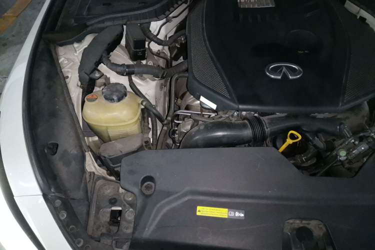 Used Infiniti Q50L 2018 2.0T Enjoyment Version China VI Standard Engine Bay Right