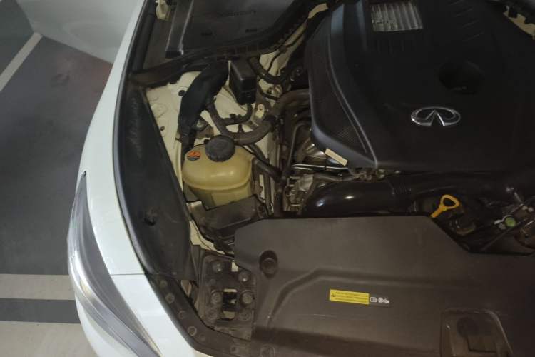Used Infiniti Q50L 2018 2.0T Comfort Edition China VI Standard Engine Bay Right