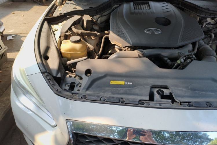 Used Infiniti Q50L 2018 2.0T Comfort Edition China VI Standard Engine Bay Right