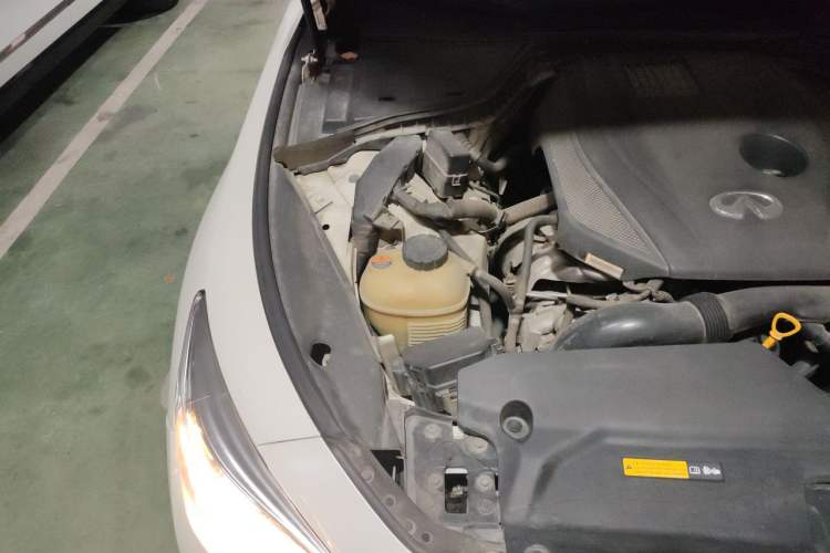 Used Infiniti Q50L 2018 2.0T Comfort Edition China VI Standard Engine Bay Right
