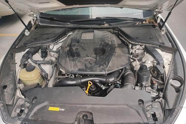 Used Infiniti Q50L 2018 2.0T Enjoyment Version China VI Standard Engine Bay
