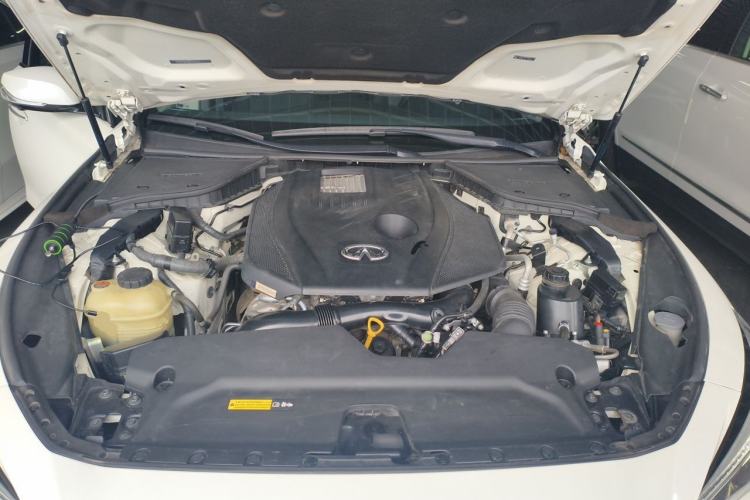 Used Infiniti Q50L 2018 2.0T Enjoyment Version China VI Standard Engine Bay