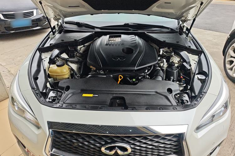 Used Infiniti Q50L 2018 2.0T Enjoyment Version China VI Standard Engine Bay