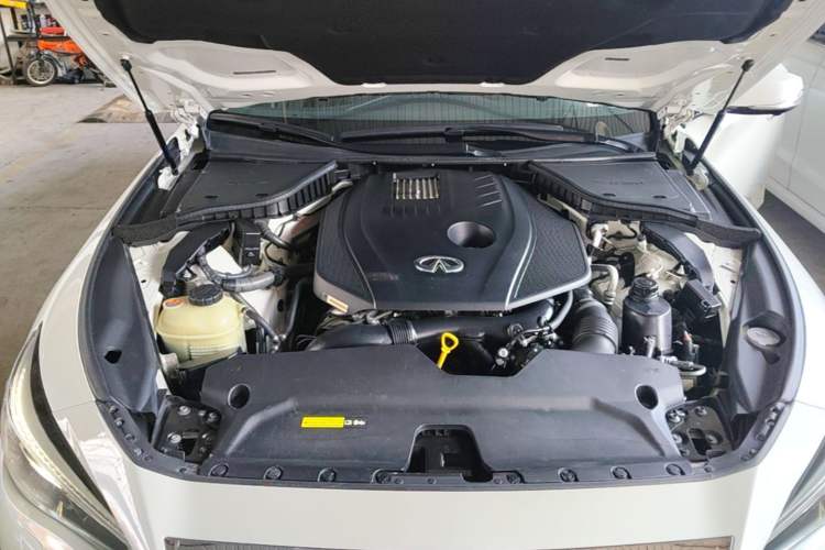 Used Infiniti Q50L 2018 2.0T Enjoyment Version China VI Standard Engine Bay