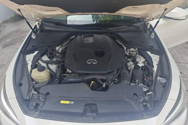 Used Infiniti Q50L 2018 2.0T Enjoyment Version China VI Standard Engine Bay
