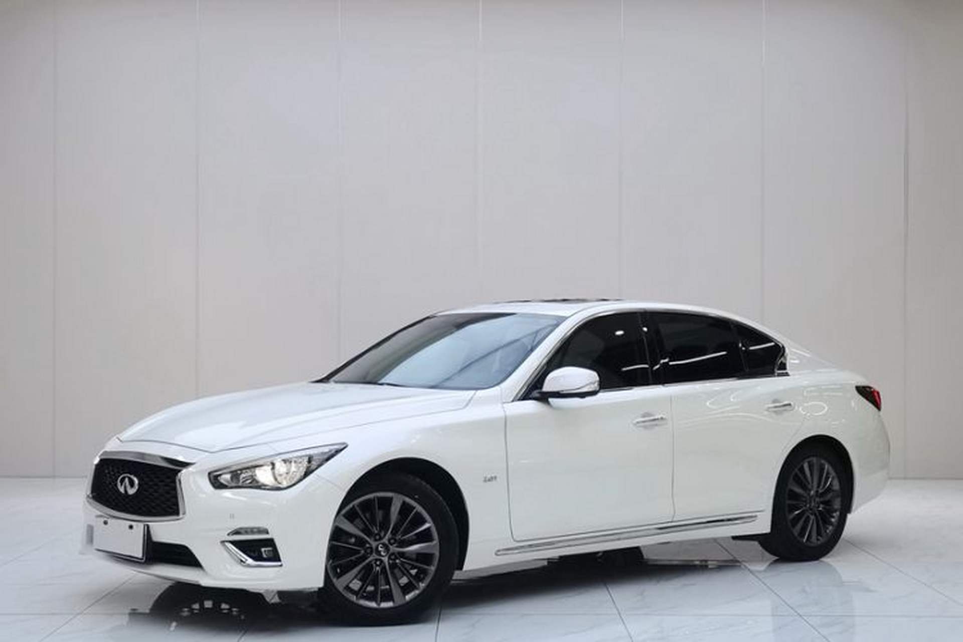 Used Infiniti Q50L 2018 2.0T Enjoyment Version China VI Standard Front Left 45 Deg
