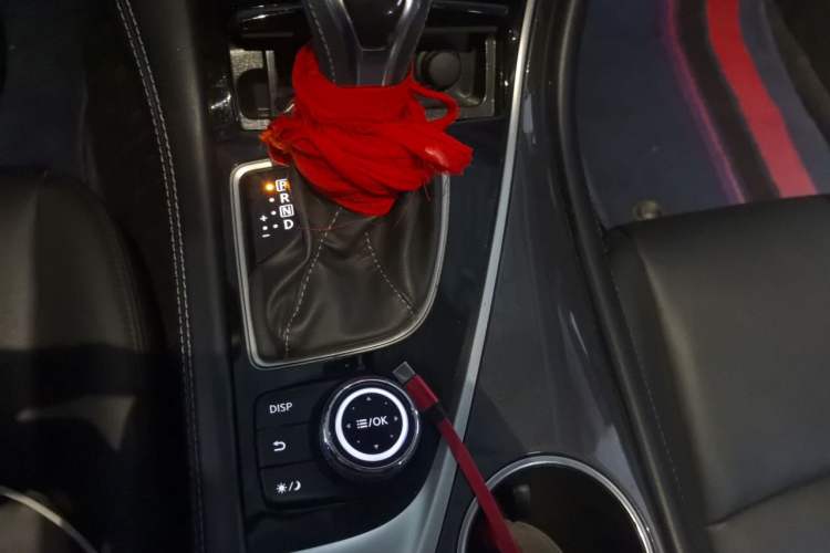 Used Infiniti Q50L 2018 2.0T Comfort Edition China VI Standard Gear Lever