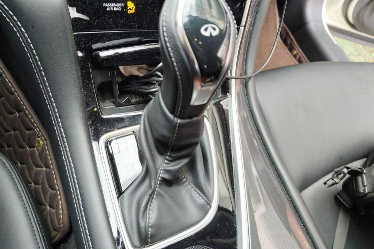 Used Infiniti Q50L 2018 2.0T Comfort Edition China VI Standard Gear Lever