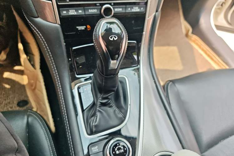 Used Infiniti Q50L 2018 2.0T Enjoyment Version China V Standard Gear Lever