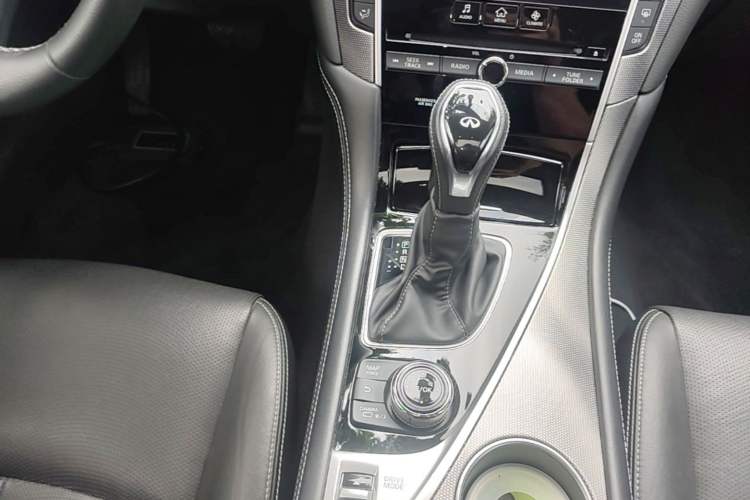 Used Infiniti Q50L 2018 2.0T Enjoyment Version China VI Standard Gear Lever