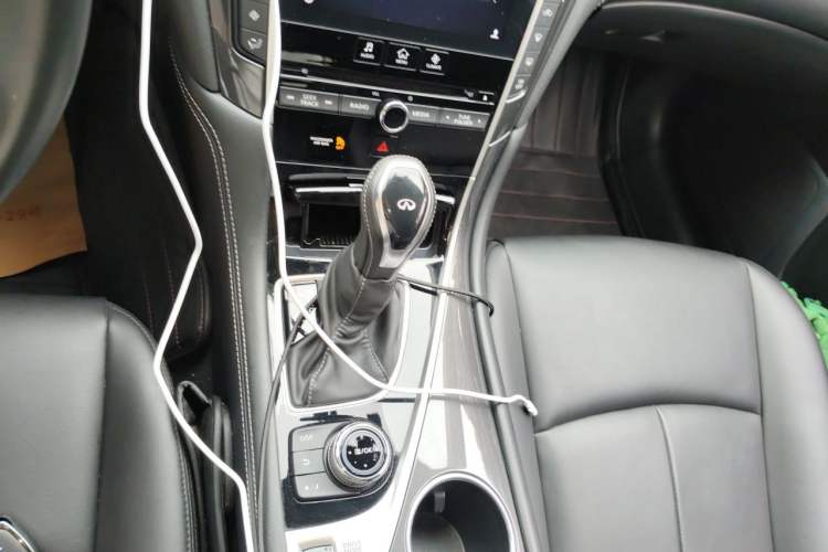 Used Infiniti Q50L 2018 2.0T Comfort Edition China VI Standard Gear Lever