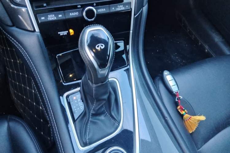 Used Infiniti Q50L 2018 2.0T Comfort Edition China VI Standard Gear Lever