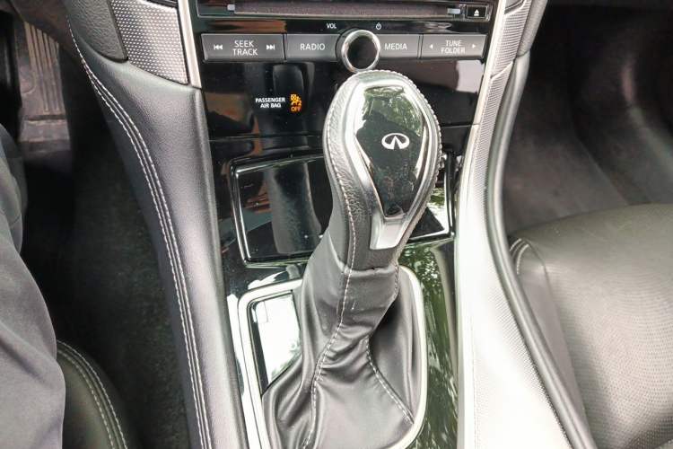 Used Infiniti Q50L 2018 2.0T Enjoyment Version China VI Standard Gear Lever