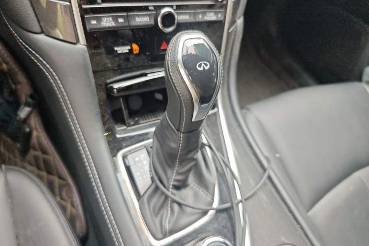 Used Infiniti Q50L 2018 2.0T Comfort Edition China VI Standard Gear Lever