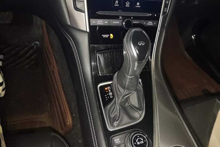 Used Infiniti Q50L 2018 2.0T Enjoyment Version China VI Standard Gear Lever