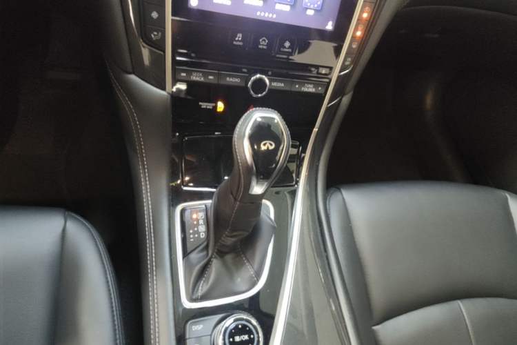 Used Infiniti Q50L 2018 2.0T Comfort Edition China VI Standard Gear Lever