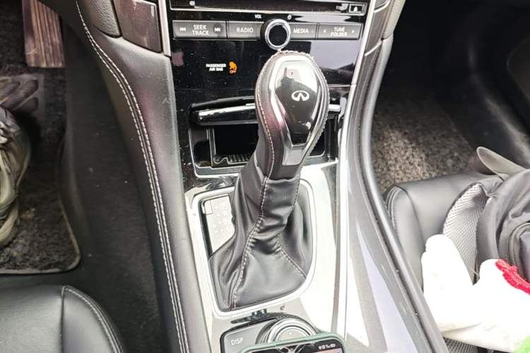 Used Infiniti Q50L 2018 2.0T Comfort Edition China V Standard Gear Lever