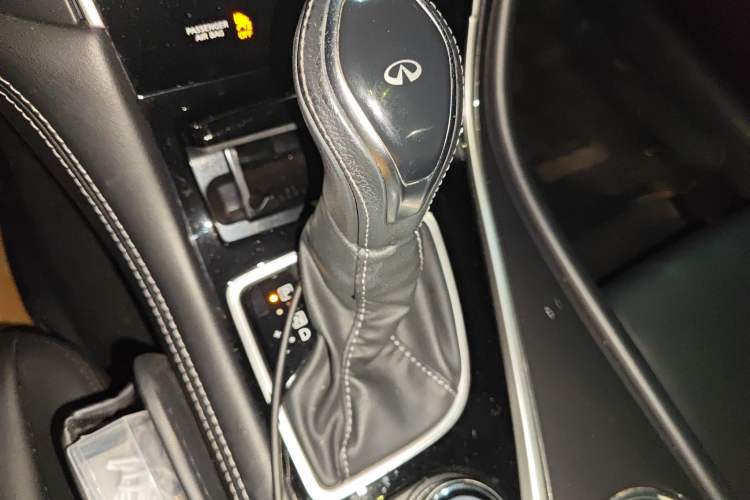 Used Infiniti Q50L 2018 2.0T Comfort Edition China VI Standard Gear Lever