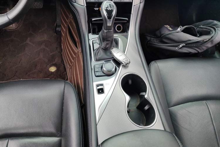 Used Infiniti Q50L 2018 2.0T Enjoyment Version China VI Standard Gear Lever