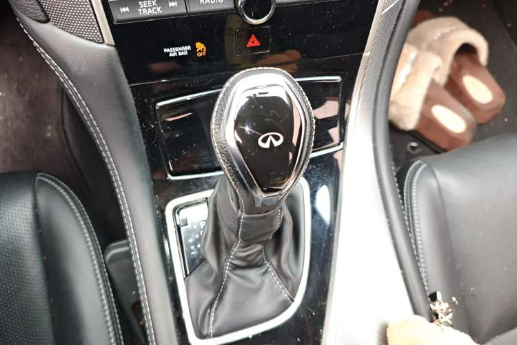 Used Infiniti Q50L 2018 2.0T Enjoyment Version China V Standard Gear Lever