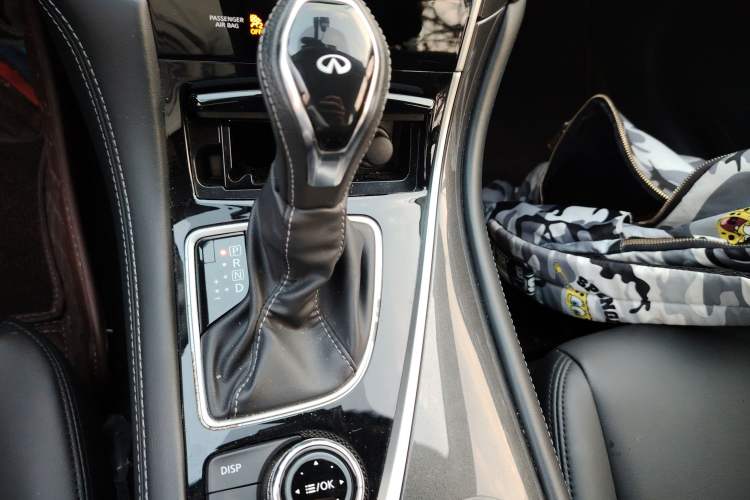 Used Infiniti Q50L 2018 2.0T Comfort Edition China VI Standard Gear Lever