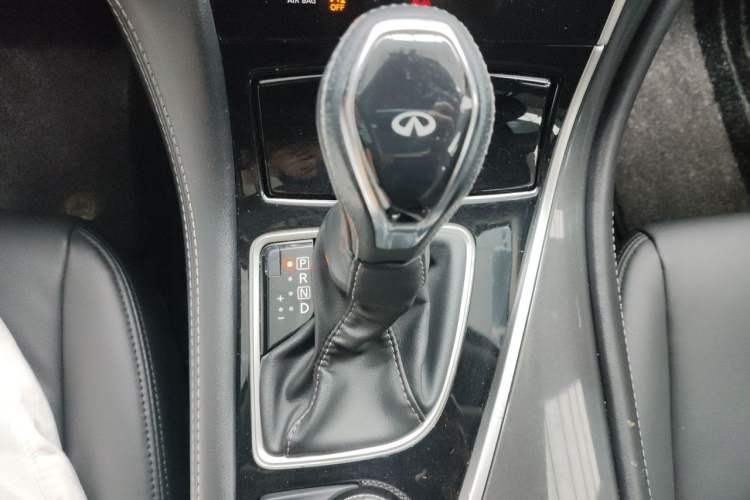 Used Infiniti Q50L 2018 2.0T Comfort Edition China VI Standard Gear Lever