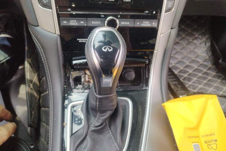 Used Infiniti Q50L 2018 2.0T Enjoyment Version China VI Standard Gear Lever
