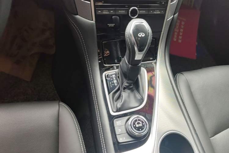 Used Infiniti Q50L 2018 2.0T Enjoyment Version China VI Standard Gear Lever