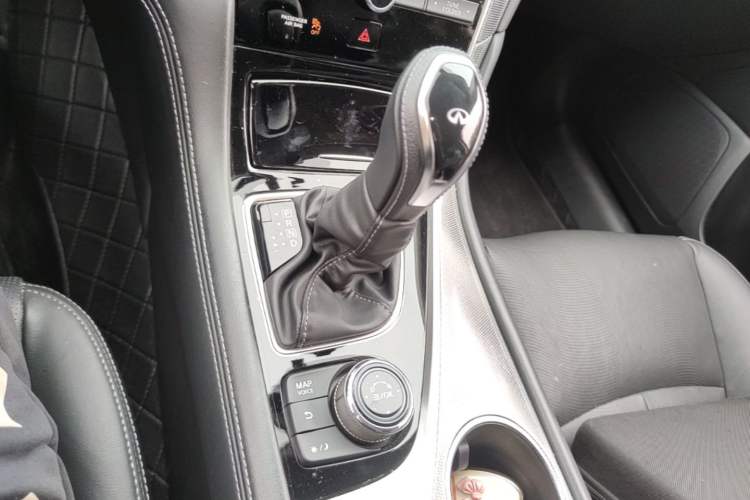 Used Infiniti Q50L 2018 2.0T Enjoyment Version China VI Standard Gear Lever