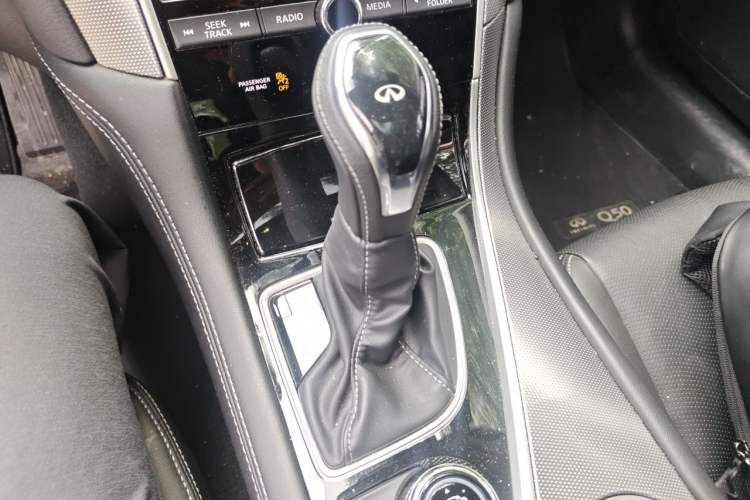 Used Infiniti Q50L 2018 2.0T Enjoyment Version China VI Standard Gear Lever