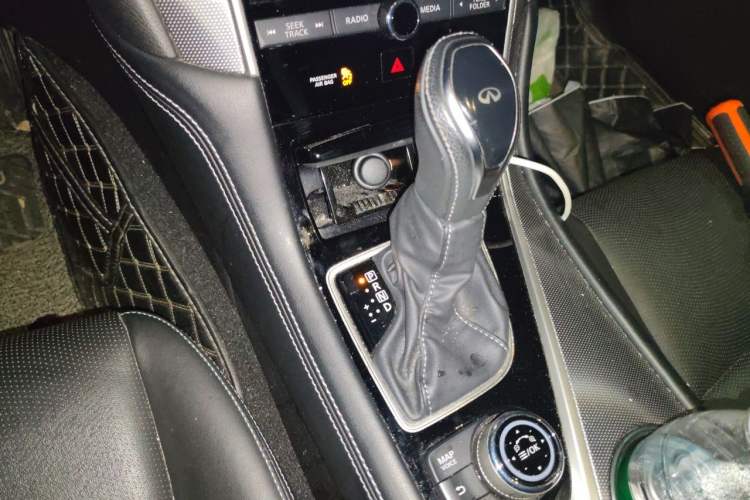 Used Infiniti Q50L 2018 2.0T Enjoyment Version China VI Standard Gear Lever