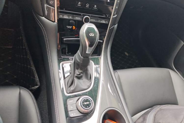 Used Infiniti Q50L 2018 2.0T Comfort Edition China VI Standard Gear Lever