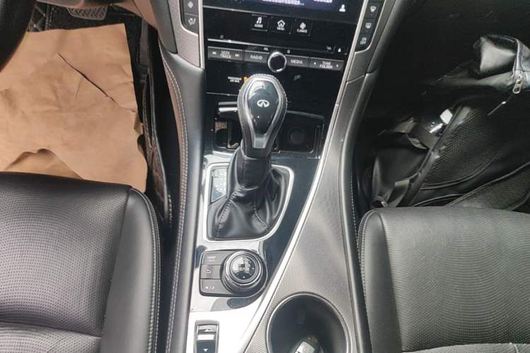 Used Infiniti Q50L 2018 2.0T Enjoyment Version China VI Standard Gear Lever