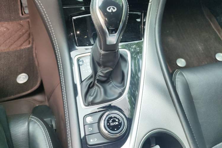 Used Infiniti Q50L 2018 2.0T Enjoyment Version China VI Standard Gear Lever