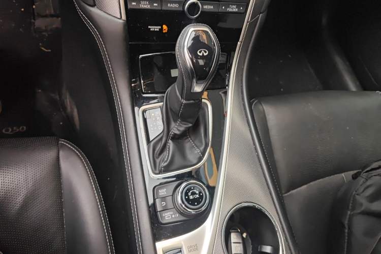 Used Infiniti Q50L 2018 2.0T Enjoyment Version China VI Standard Gear Lever