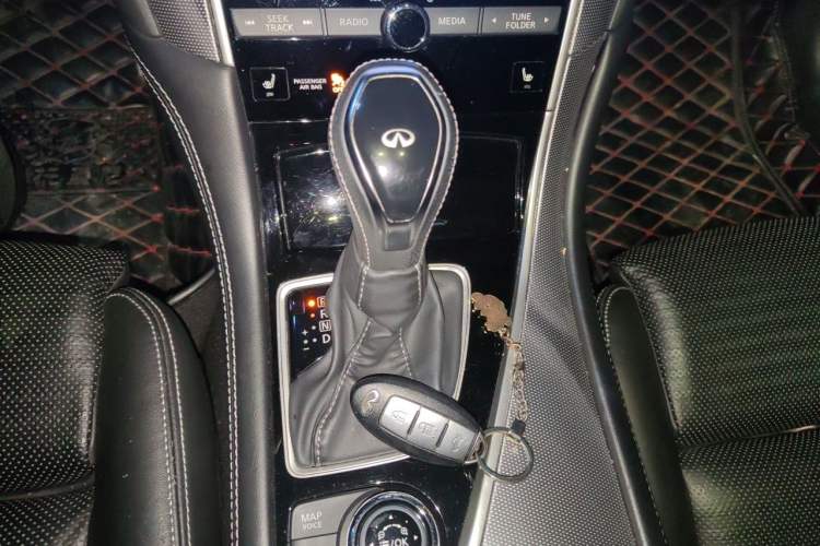 Used Infiniti Q50L 2018 2.0T Elite Sport Version China VI Standard Gear Lever