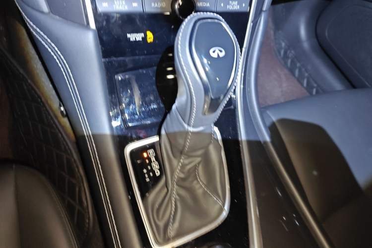 Used Infiniti Q50L 2018 2.0T Comfort Edition China VI Standard Gear Lever