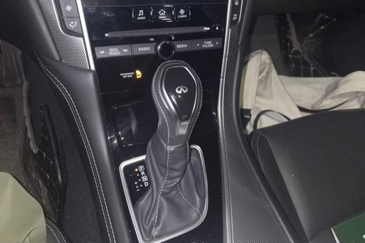 Used Infiniti Q50L 2018 2.0T Enjoyment Edition China V standard Gear Lever
