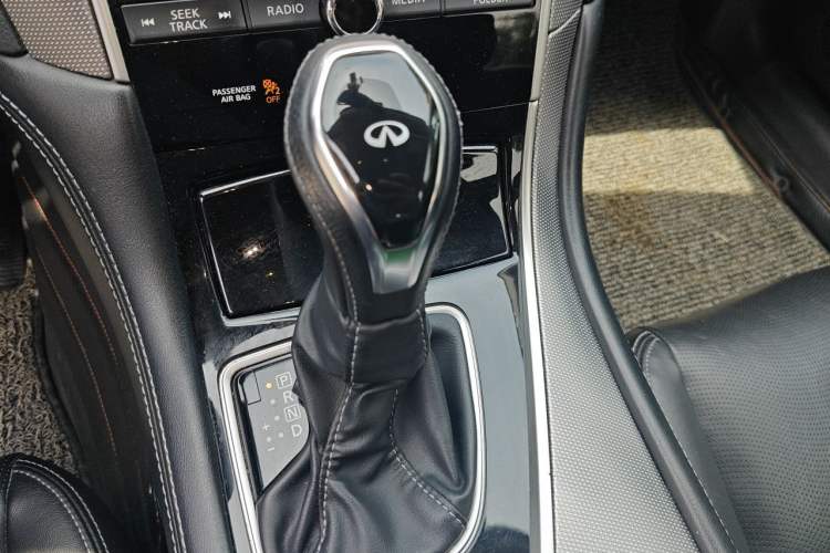 Used Infiniti Q50L 2018 2.0T Enjoyment Version China V Standard Gear Lever