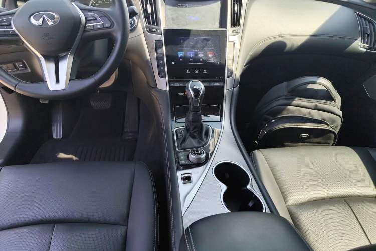 Used Infiniti Q50L 2018 2.0T Enjoyment Version China VI Standard Gear Lever