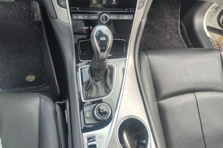 Used Infiniti Q50L 2018 2.0T Enjoyment Version China V Standard Gear Lever