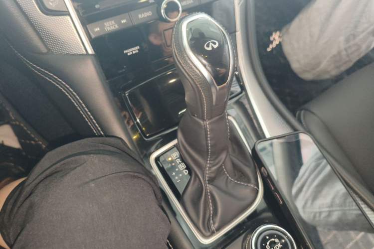Used Infiniti Q50L 2018 2.0T Enjoyment Version China VI Standard Gear Lever