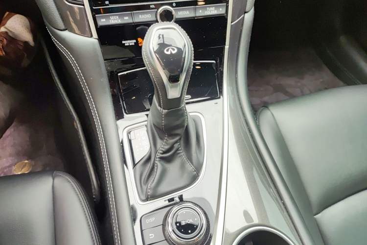 Used Infiniti Q50L 2018 2.0T Comfort Edition China VI Standard Gear Lever