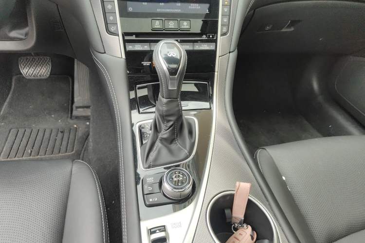 Used Infiniti Q50L 2018 2.0T Enjoyment Version China VI Standard Gear Lever