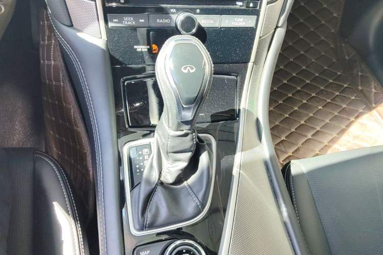 Used Infiniti Q50L 2018 2.0T Enjoyment Version China VI Standard Gear Lever