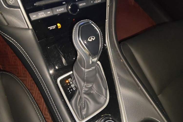 Used Infiniti Q50L 2018 2.0T Enjoyment Version China VI Standard Gear Lever